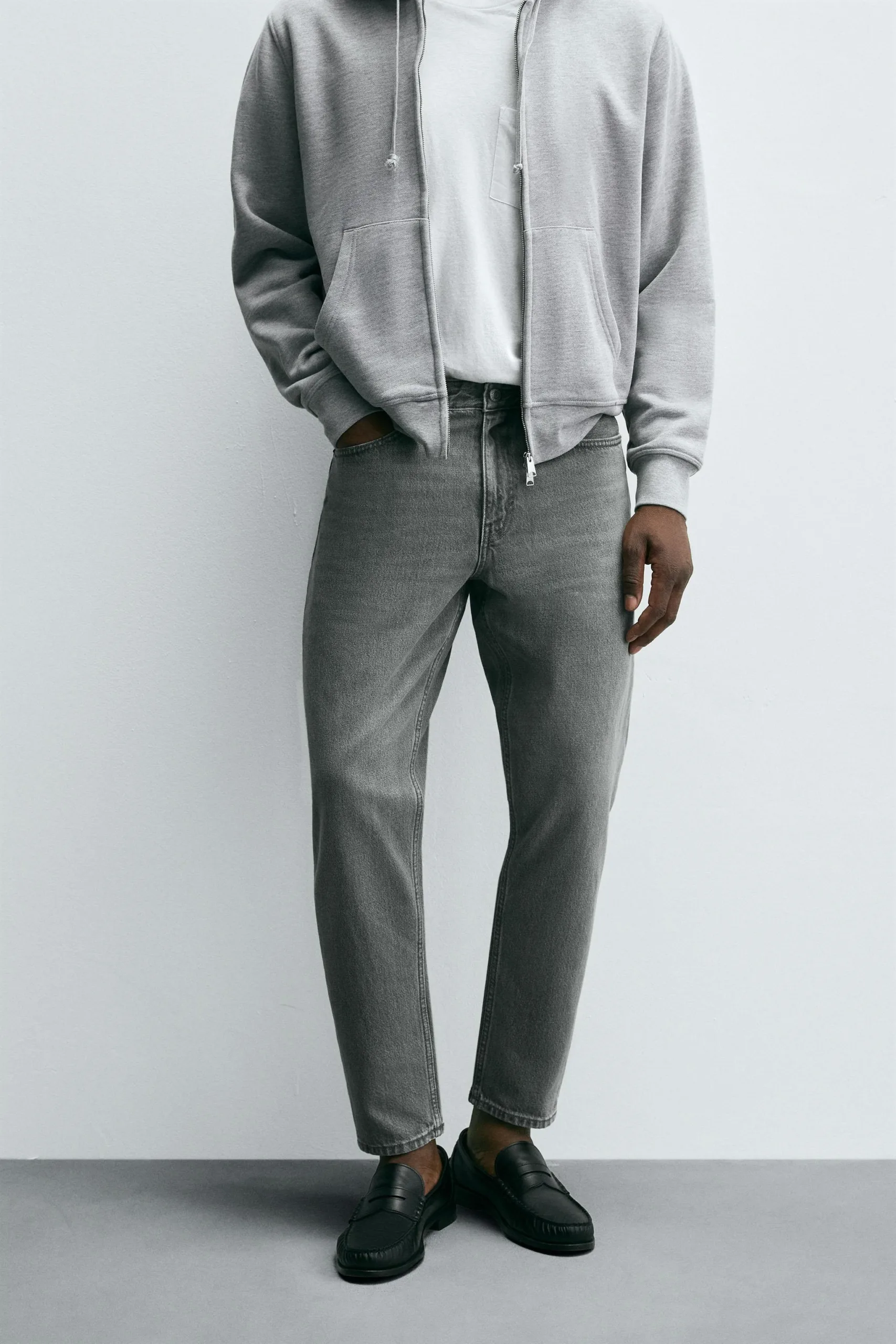 SLIM FIT TAPERED JEANS