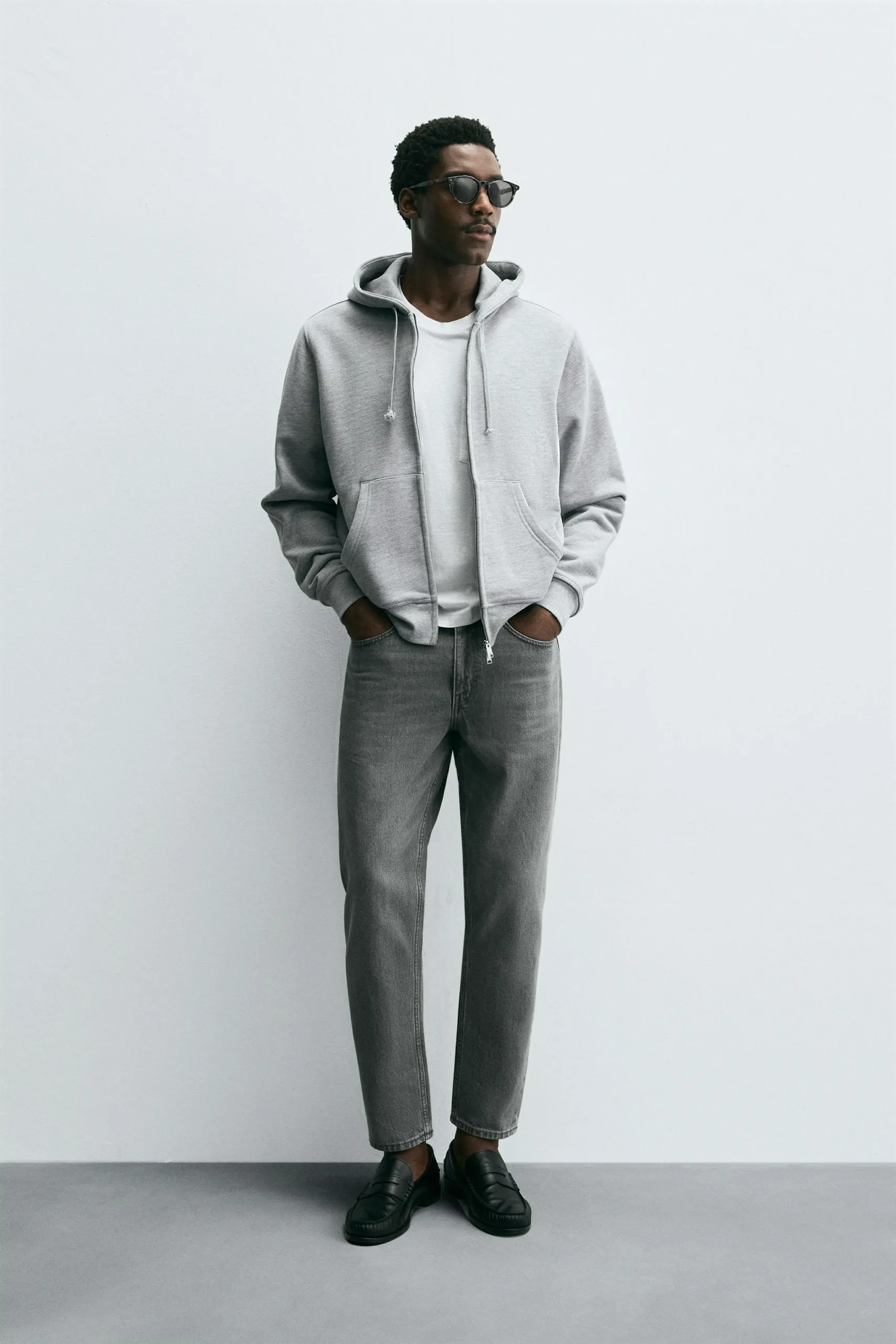 SLIM FIT TAPERED JEANS